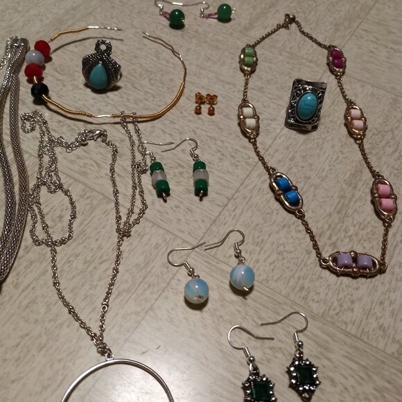 Jewelery lot - Picture 1 of 6